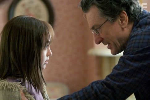 Robert De Niro and Dakota Fanning in Игра в прятки (2005)