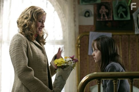 Elisabeth Shue and Dakota Fanning in Игра в прятки (2005)