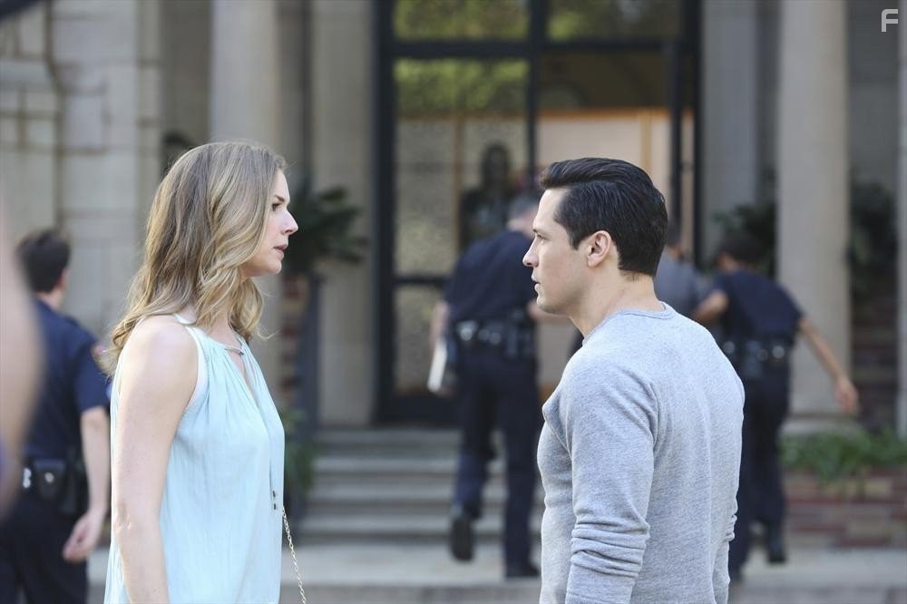 Emily VanCamp and Nick Wechsler in Месть (2011)