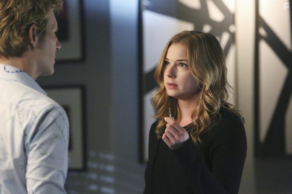 Gabriel Mann and Emily VanCamp in Месть (2011)