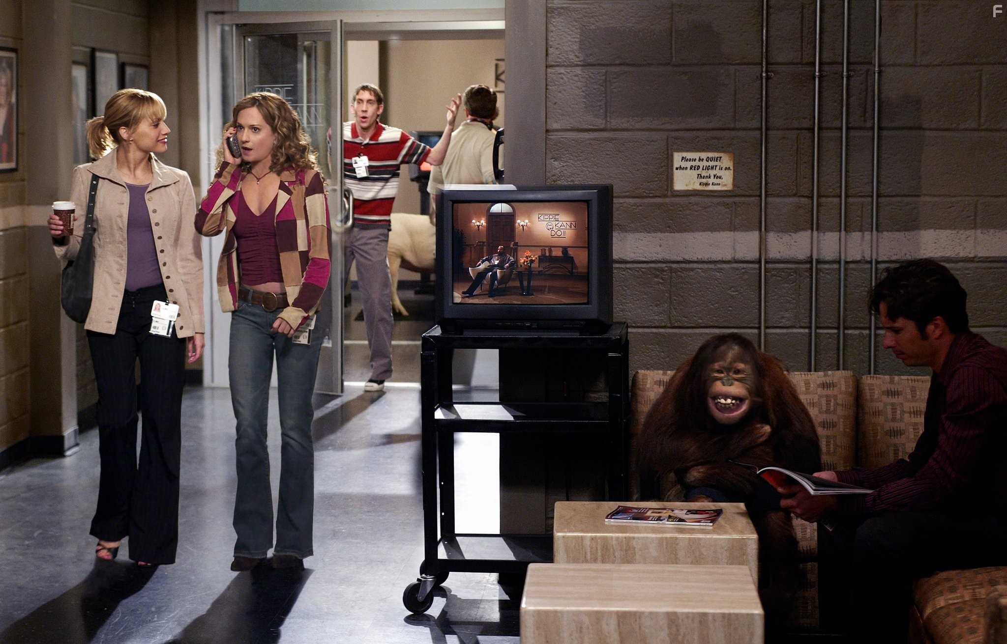 Holly Hunter and Brittany Murphy in Маленькая черная книжка (2004)