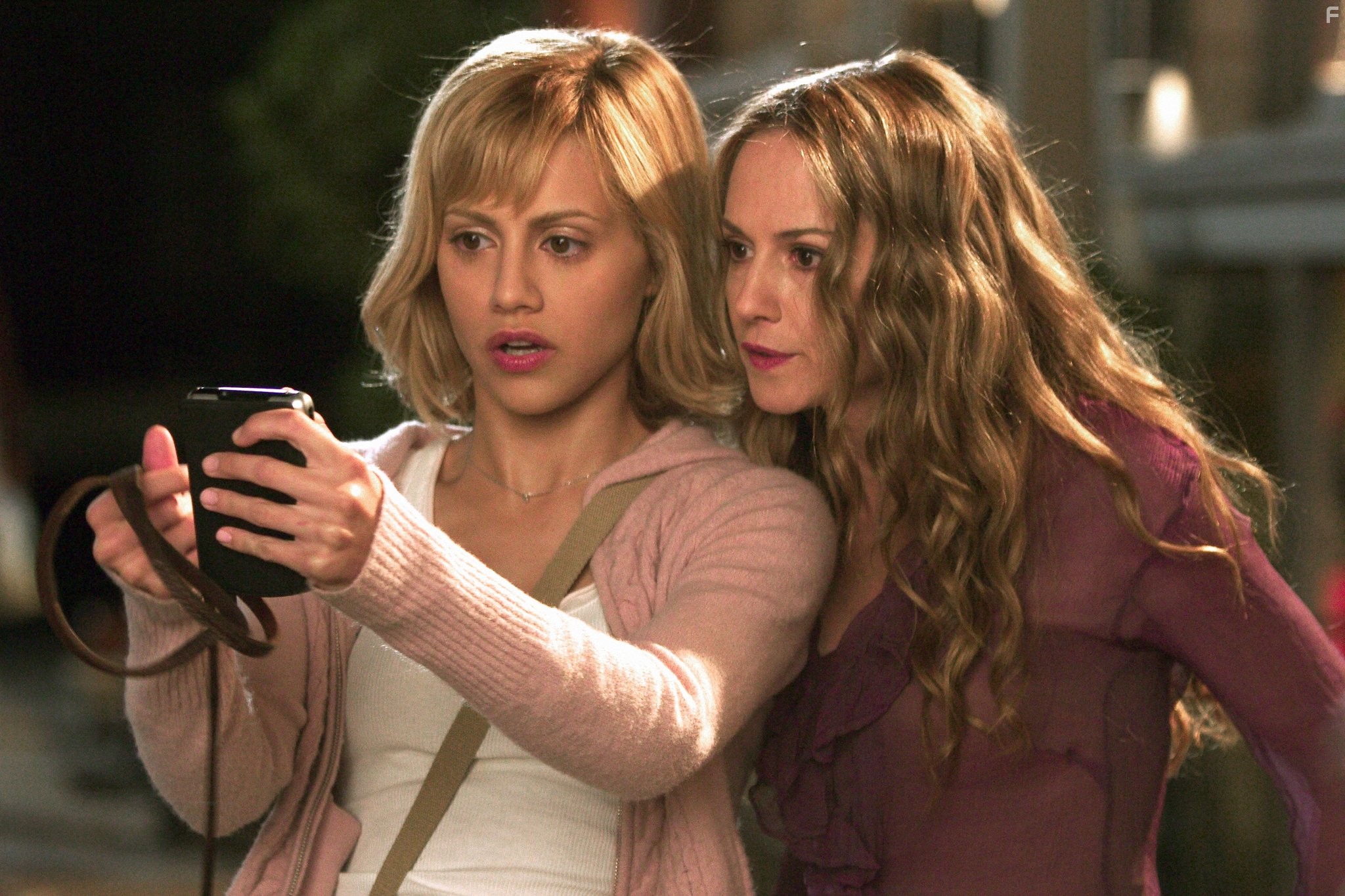 Holly Hunter and Brittany Murphy in Маленькая черная книжка (2004)