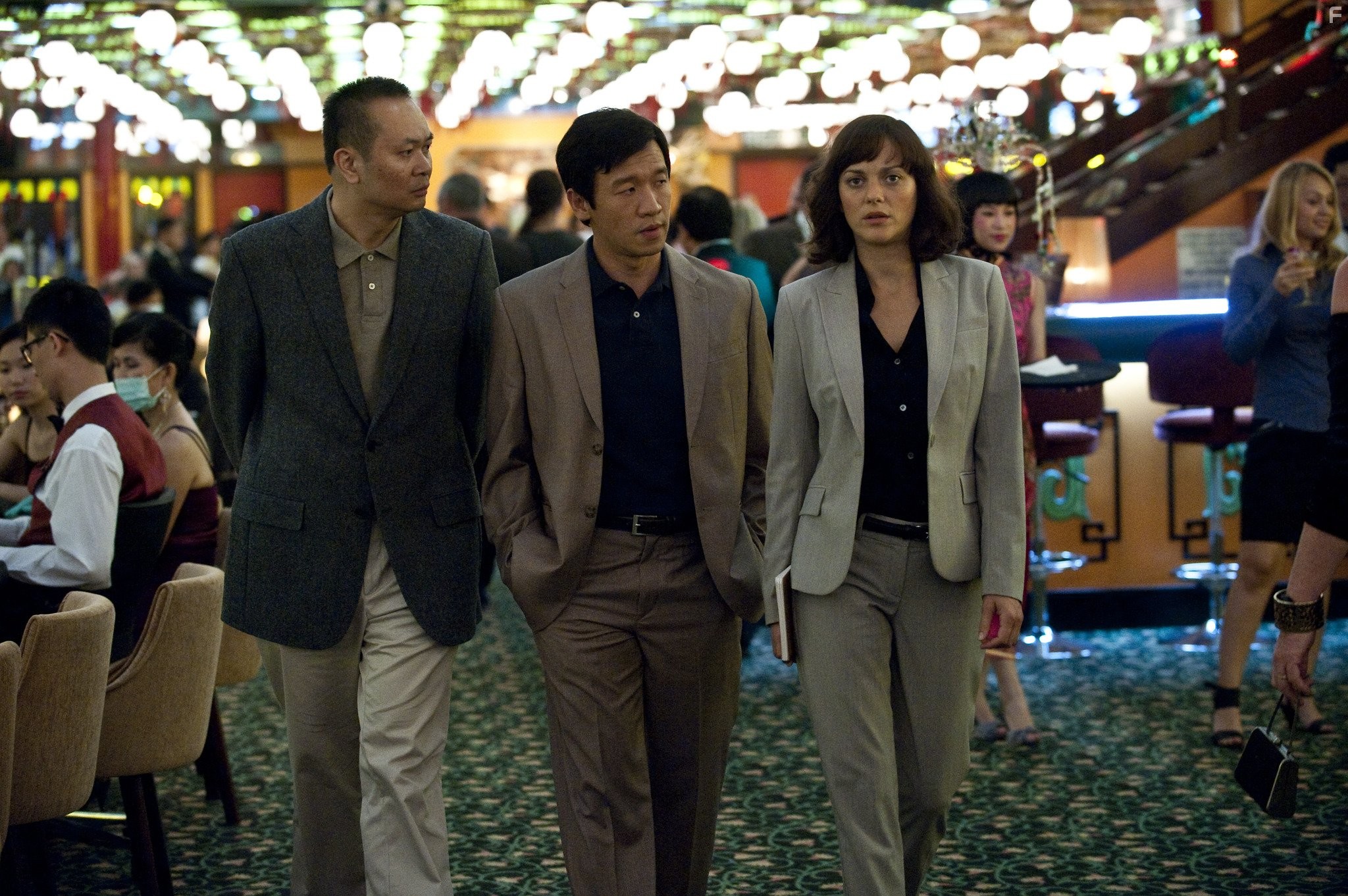 Marion Cotillard and Chin Han in Заражение (2011)