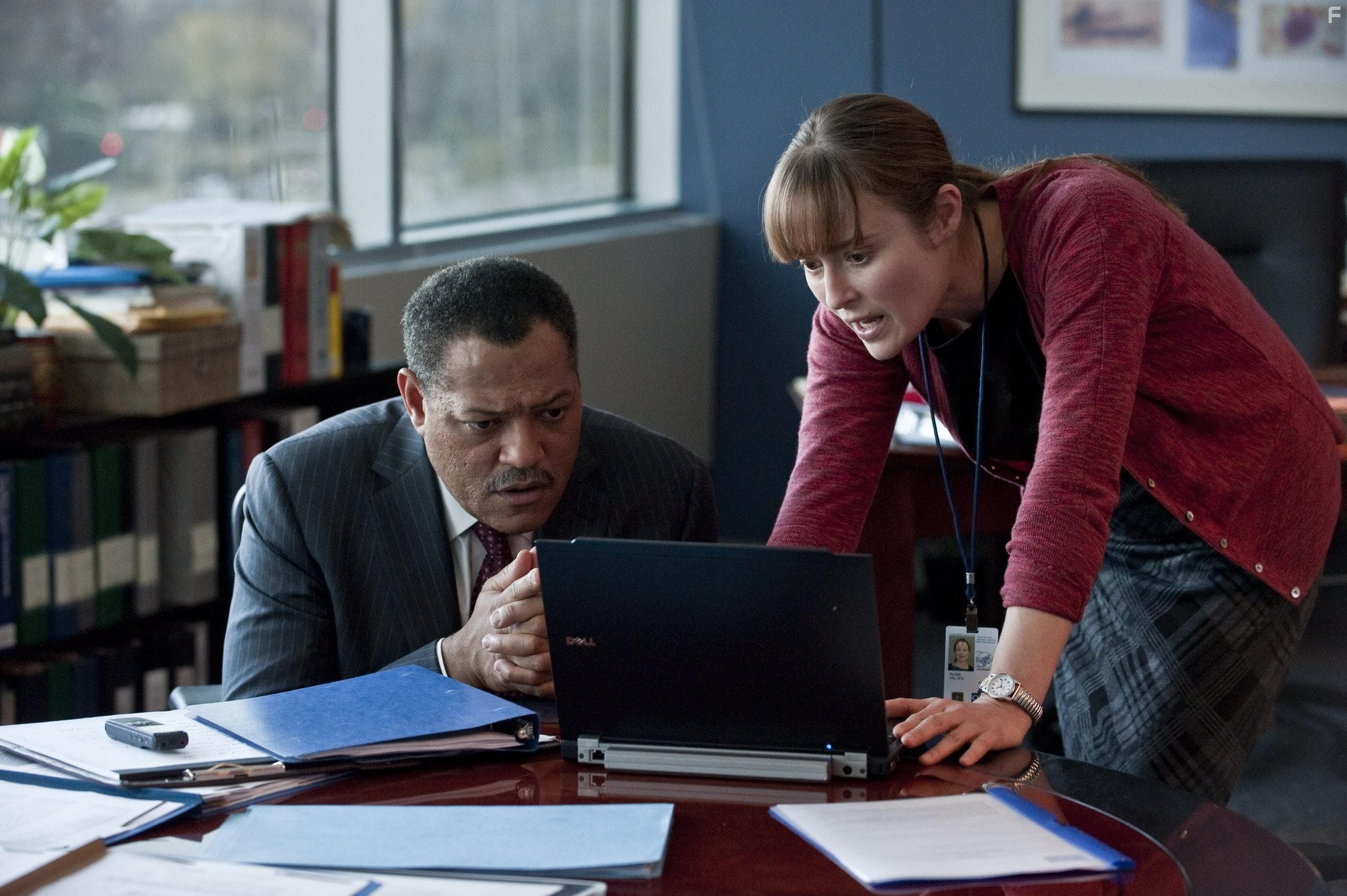 Jennifer Ehle and Laurence Fishburne in Заражение (2011)