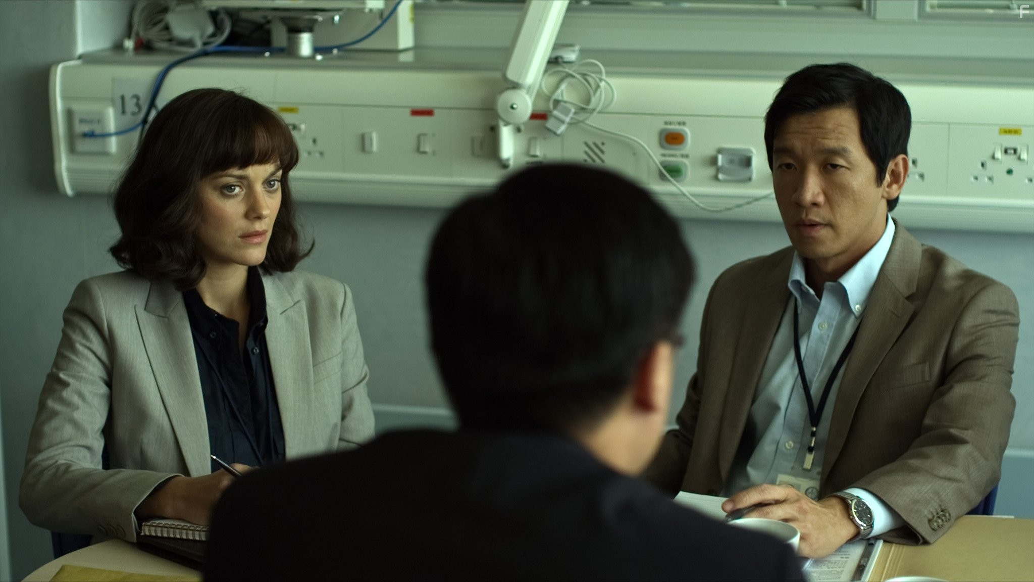 Marion Cotillard and Chin Han in Заражение (2011)