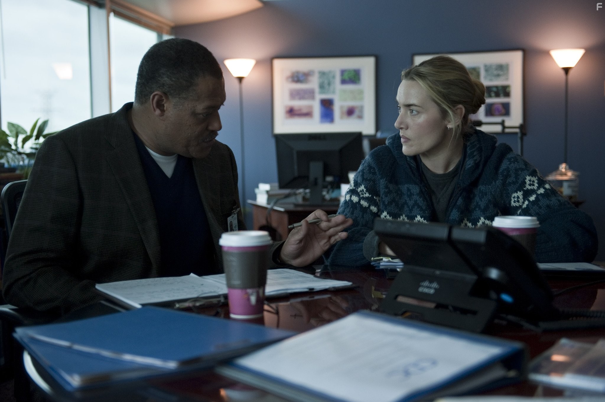 Laurence Fishburne and Kate Winslet in Заражение (2011)
