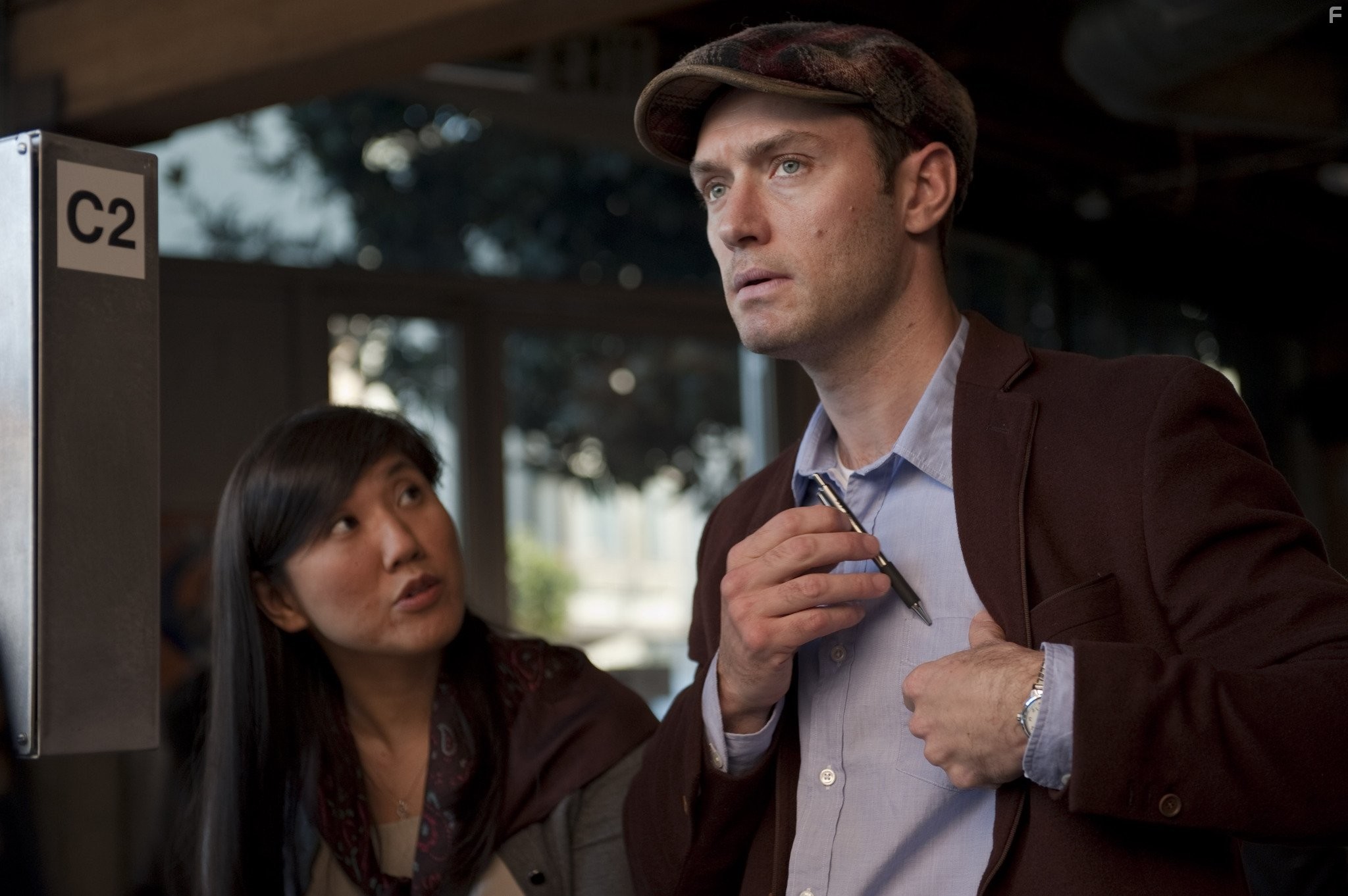 Jude Law and Kumi Yoshida in Заражение (2011)
