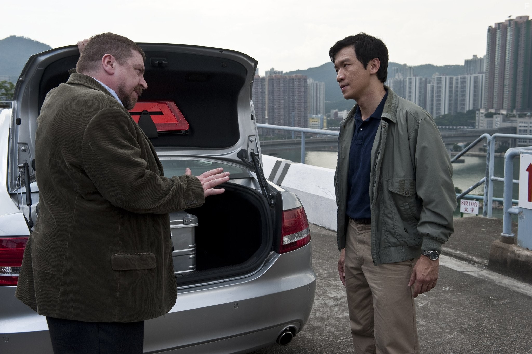 Armin Rohde and Chin Han in Заражение (2011)