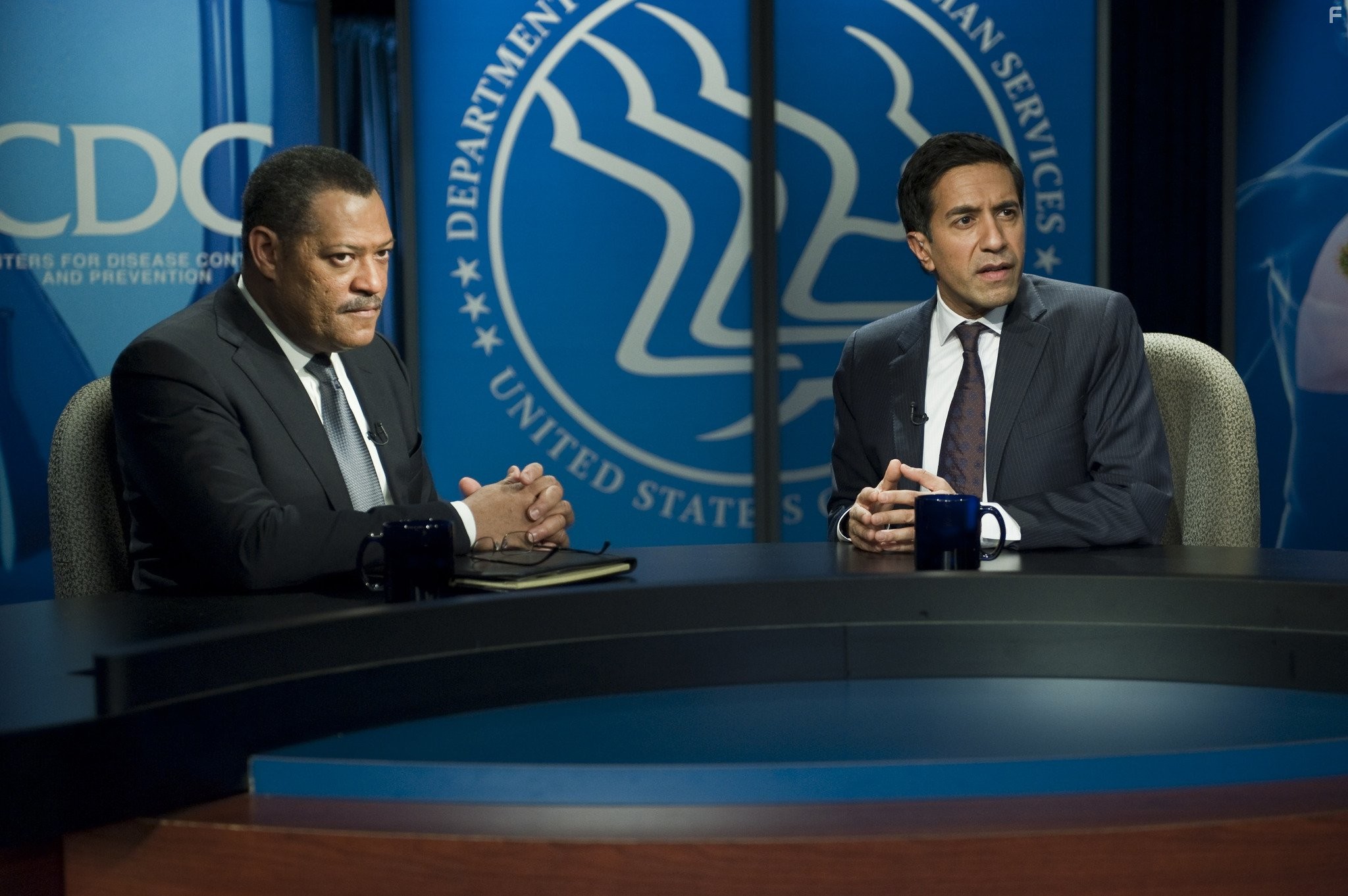 Laurence Fishburne and Sanjay Gupta in Заражение (2011)