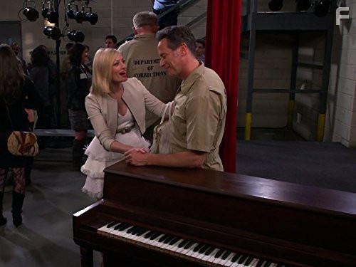 Steven Weber and Beth Behrs in 2 Девицы на мели (2011)