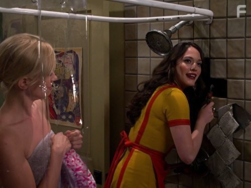 Kat Dennings and Beth Behrs in 2 Девицы на мели (2011)