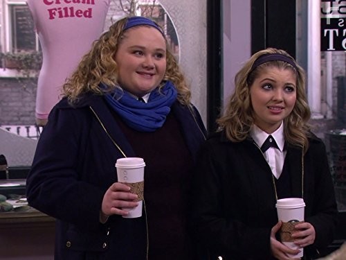Sammi Hanratty and Danielle Macdonald in 2 Девицы на мели (2011)