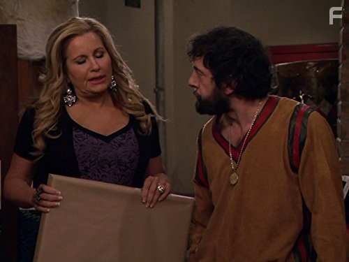 Jennifer Coolidge and Jonathan Kite in 2 Девицы на мели (2011)