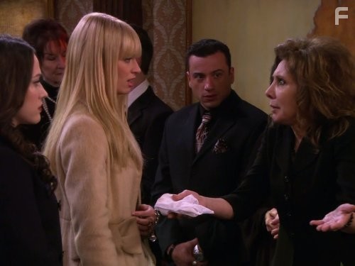 Anne De Salvo, Kat Dennings, and Beth Behrs in 2 Девицы на мели (2011)