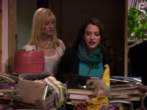 Kat Dennings and Beth Behrs in 2 Девицы на мели (2011)