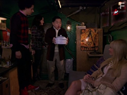 Matthew Moy and Beth Behrs in 2 Девицы на мели (2011)