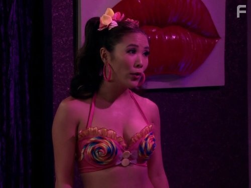 Ally Maki in 2 Девицы на мели (2011)