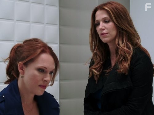 Poppy Montgomery and Erin Cummings in Помнить всё (2011)