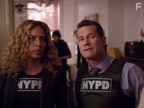 Tawny Cypress and Dylan Walsh in Помнить всё (2011)