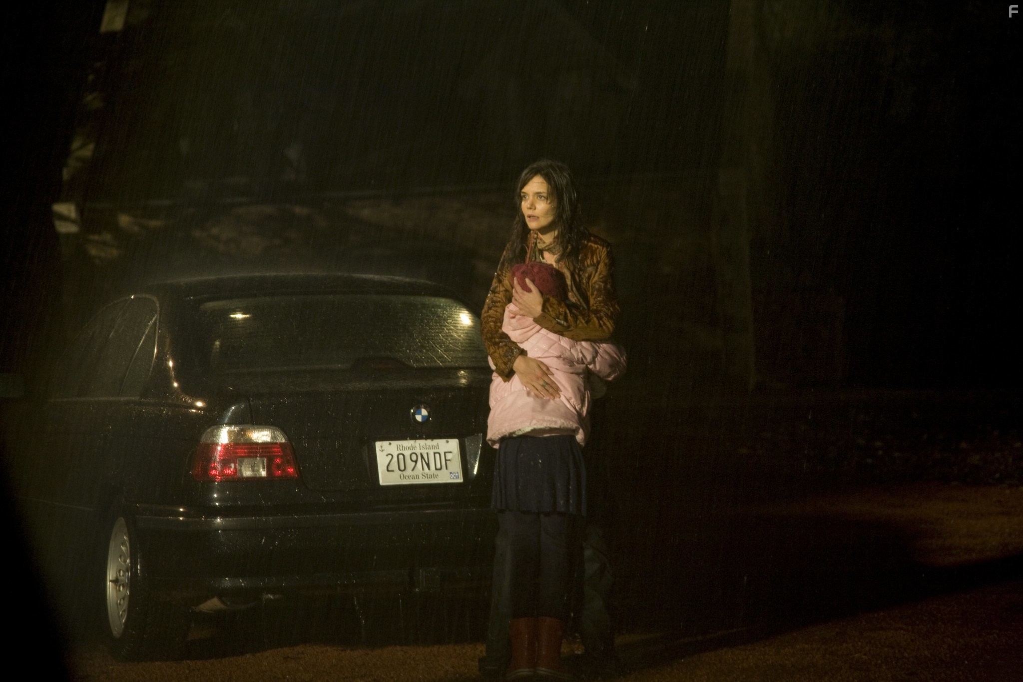 Katie Holmes and Bailee Madison in Не бойся темноты (2010)