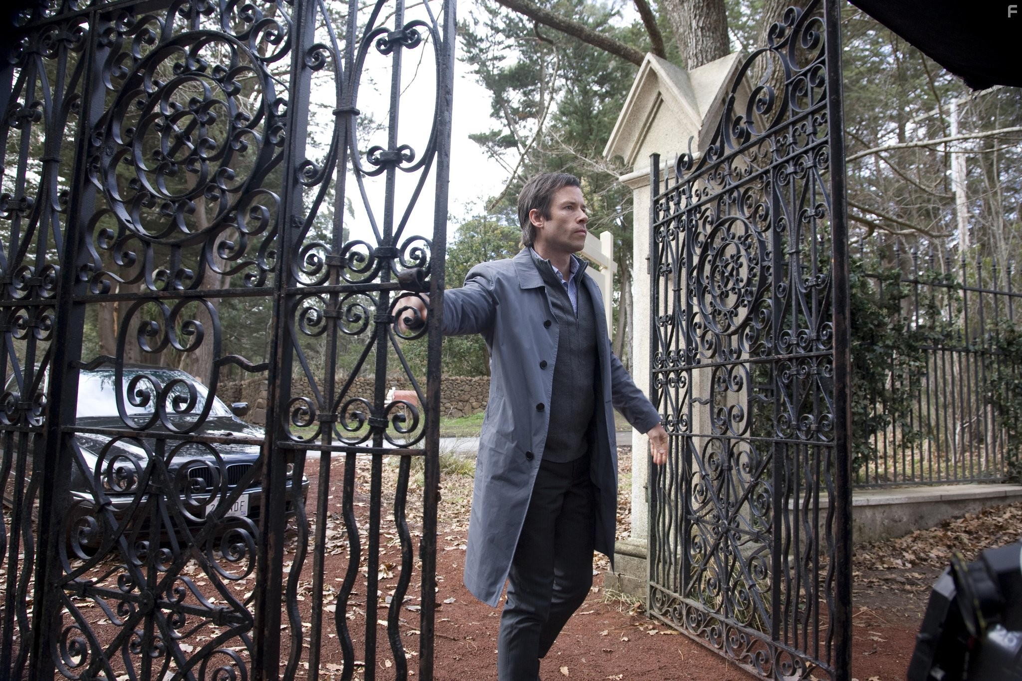 Guy Pearce in Не бойся темноты (2010)