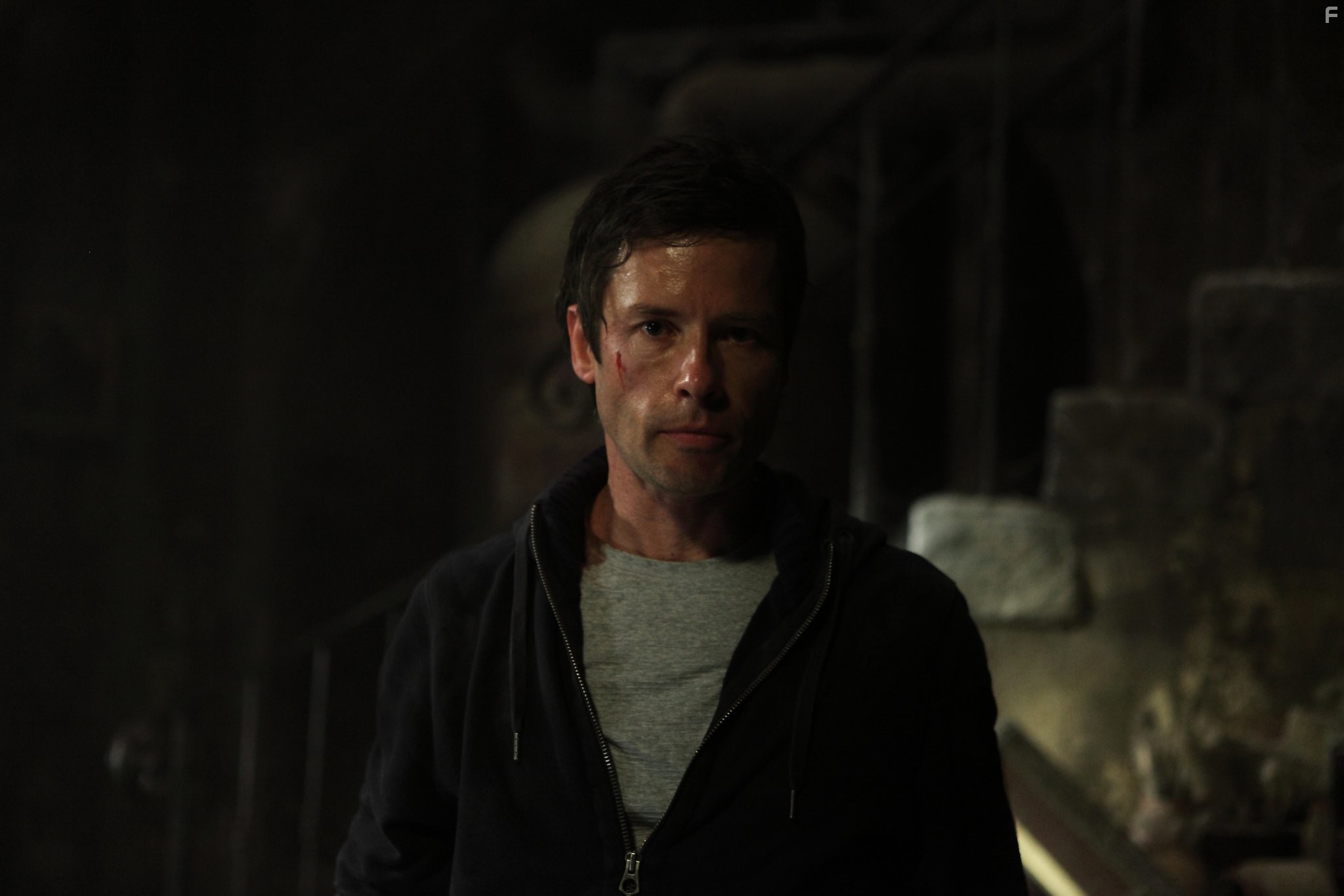Guy Pearce in Не бойся темноты (2010)