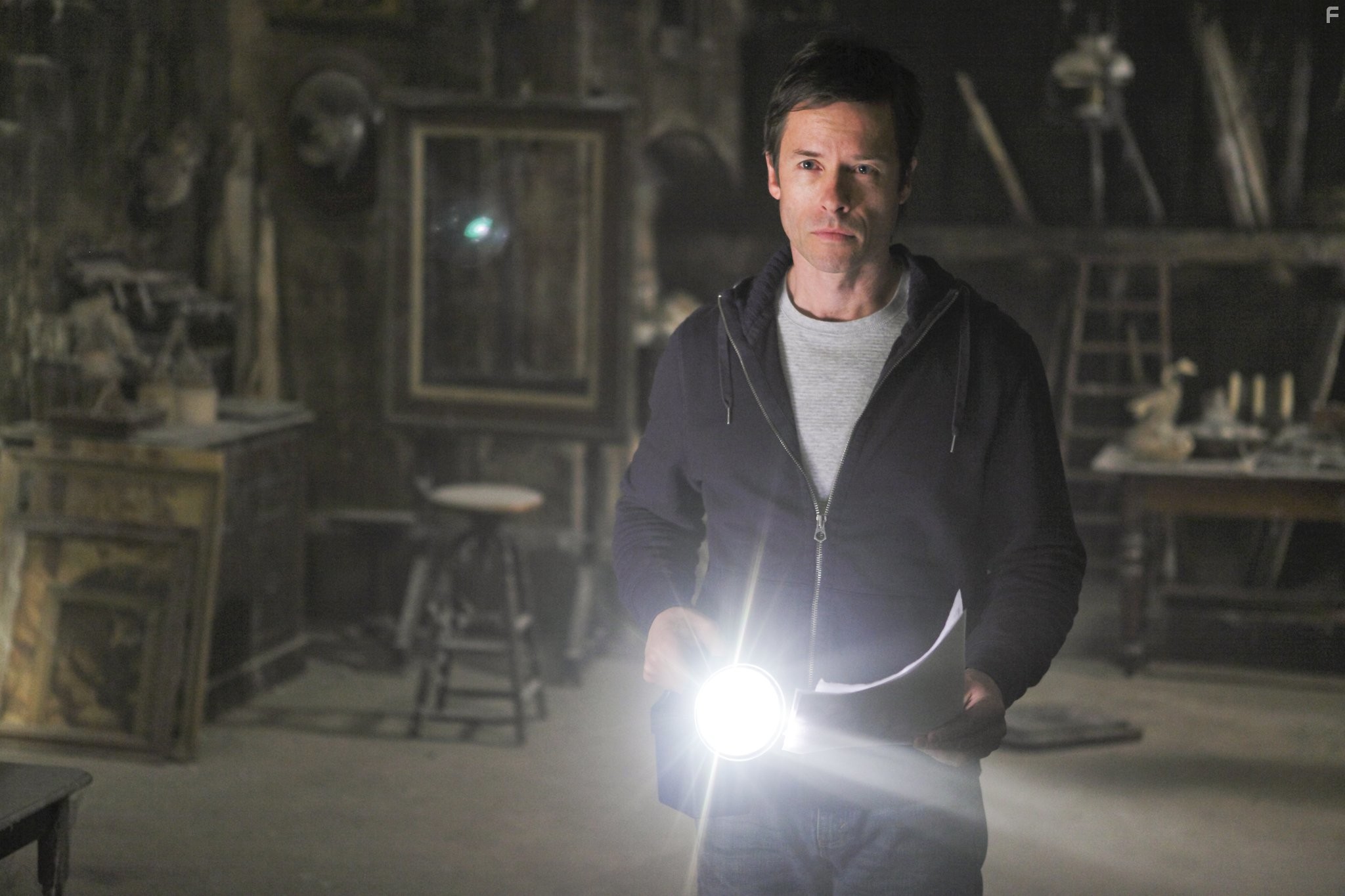 Guy Pearce in Не бойся темноты (2010)