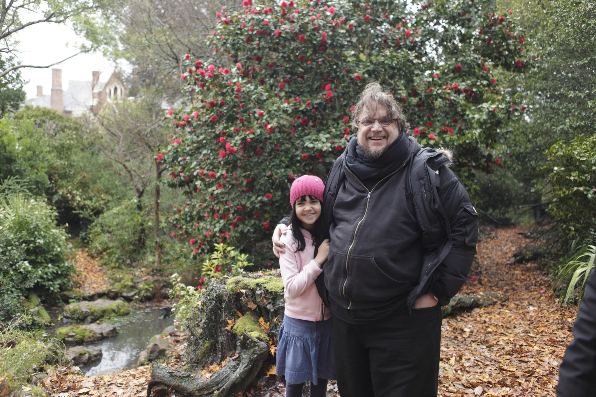 Guillermo del Toro and Bailee Madison in Не бойся темноты (2010)