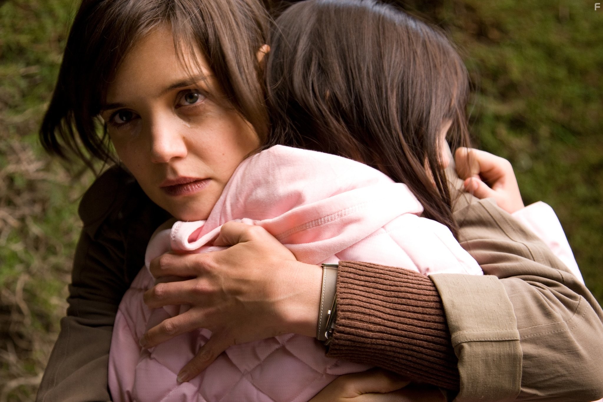 Katie Holmes and Bailee Madison in Не бойся темноты (2010)