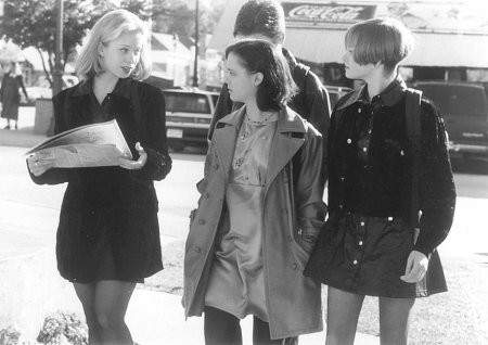 Christina Ricci, Paula Jones, and Hillary Tolle in Эта дикая кошка (1997)