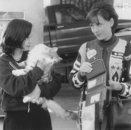 Christina Ricci and Bess Armstrong in Эта дикая кошка (1997)