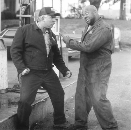 John Ratzenberger and Mark Christopher Lawrence in Эта дикая кошка (1997)