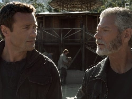 Stephen Lang and Jason O'Mara in Терра Нова (2011)