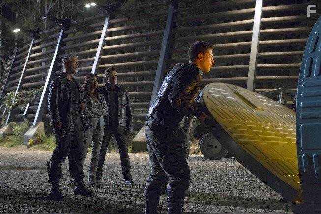 Stephen Lang, Shelley Conn, and Jason O'Mara in Терра Нова (2011)