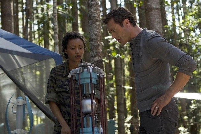 Jason O'Mara and Emilia Burns in Терра Нова (2011)