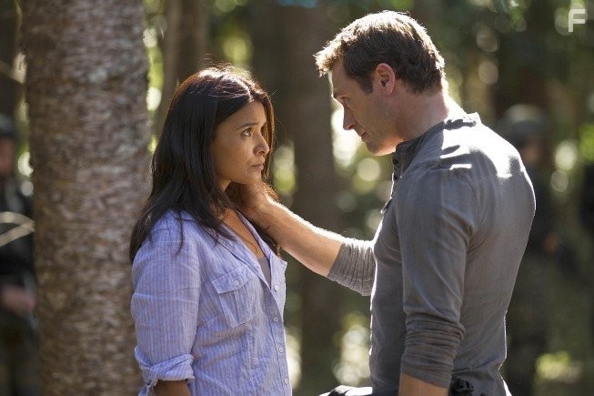 Shelley Conn and Jason O'Mara in Терра Нова (2011)