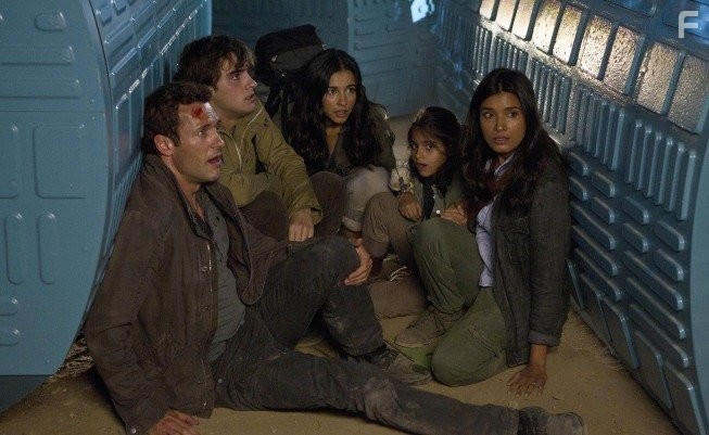 Shelley Conn, Jason O'Mara, Landon Liboiron, Naomi Scott, and Alana Mansour in Терра Нова (2011)