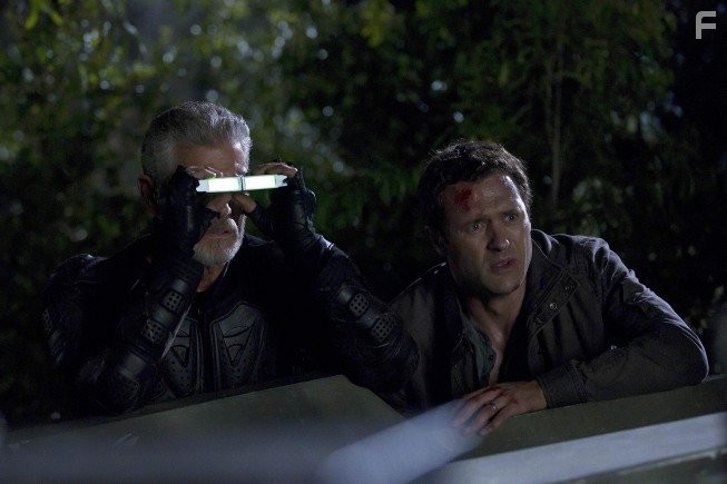 Stephen Lang and Jason O'Mara in Терра Нова (2011)