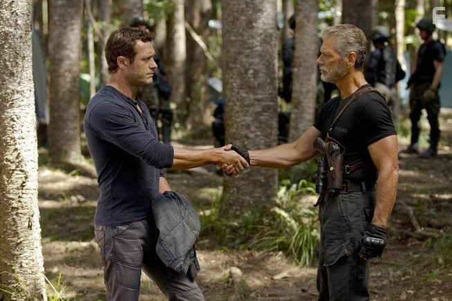 Stephen Lang and Jason O'Mara in Терра Нова (2011)