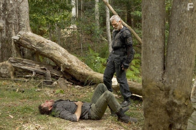 Stephen Lang and Ashley Zukerman in Терра Нова (2011)