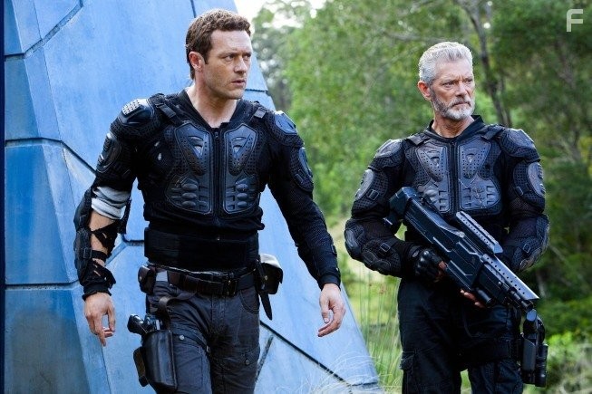 Stephen Lang and Jason O'Mara in Терра Нова (2011)