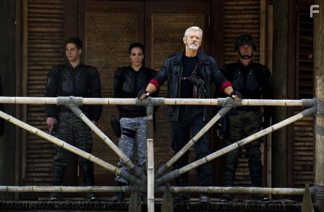 Stephen Lang, Simone Kessell, and Dean Geyer in Терра Нова (2011)