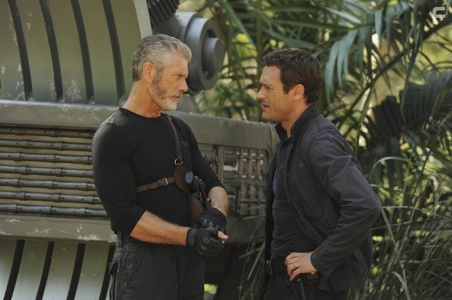 Stephen Lang and Jason O'Mara in Терра Нова (2011)