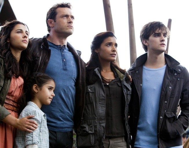Shelley Conn, Jason O'Mara, Landon Liboiron, and Alana Mansour in Терра Нова (2011)
