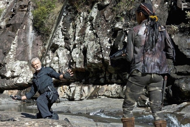 Stephen Lang and Christine Adams in Терра Нова (2011)