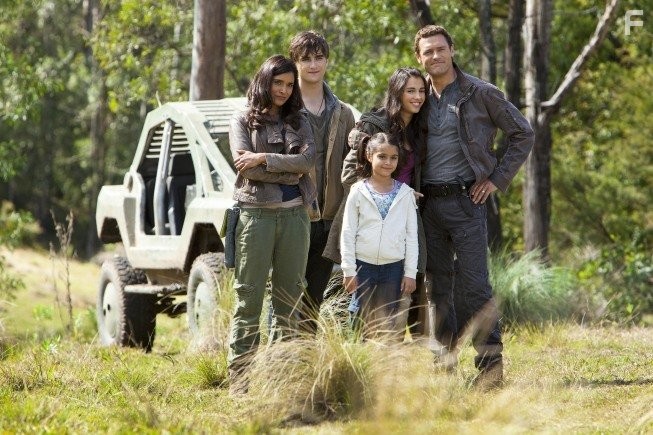 Shelley Conn, Jason O'Mara, Landon Liboiron, and Alana Mansour in Терра Нова (2011)