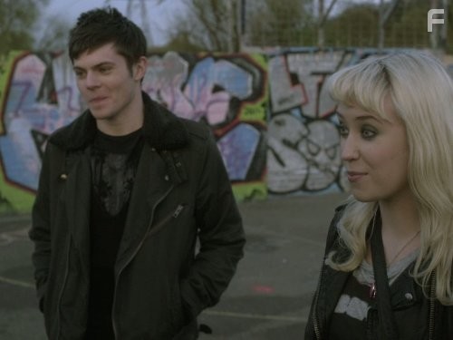 Lily Loveless and Chris Mason in Призраки (2011)