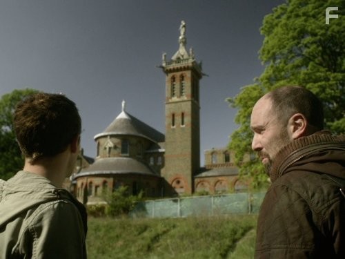 Iain De Caestecker and Johnny Harris in Призраки (2011)