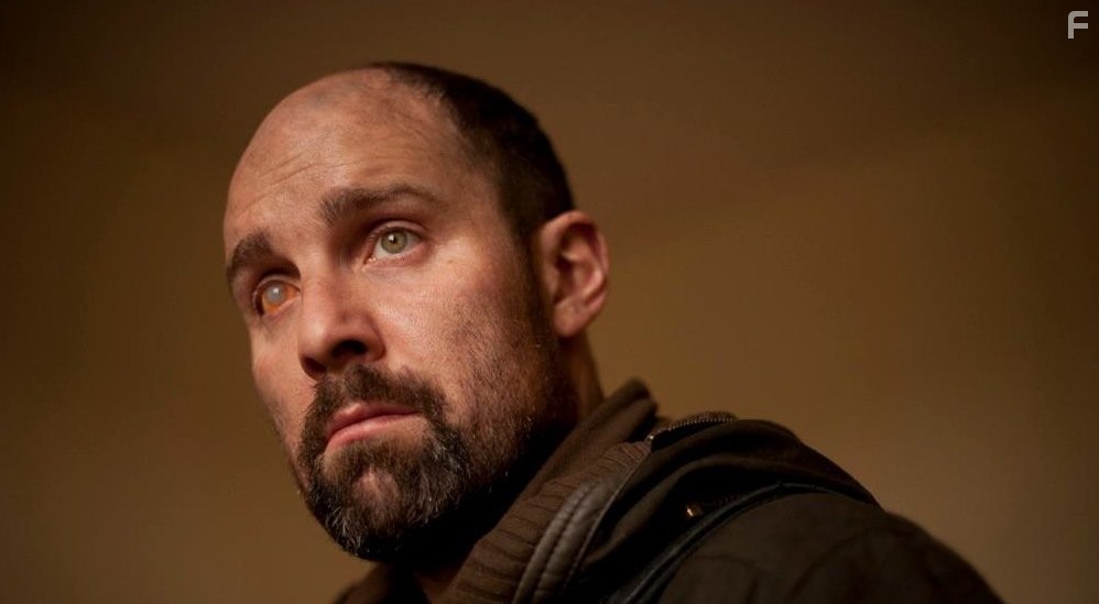 Johnny Harris in Призраки (2011)