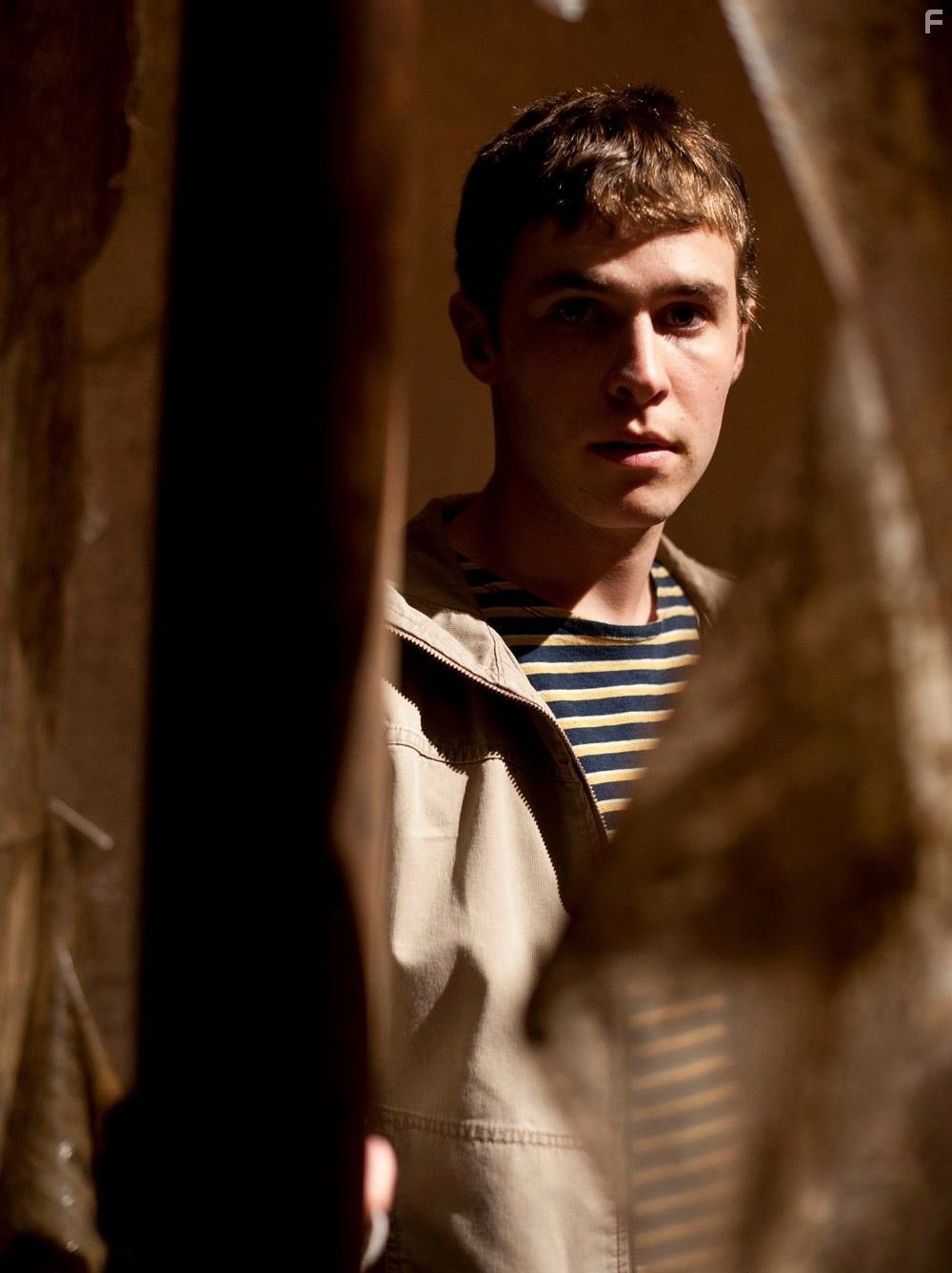 Iain De Caestecker in Призраки (2011)
